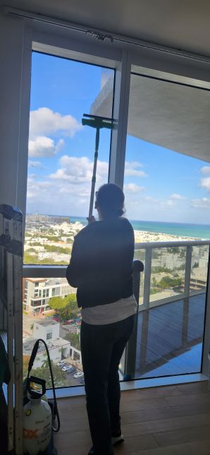Window Cleaning in Pembrooke Pines, FL (1)