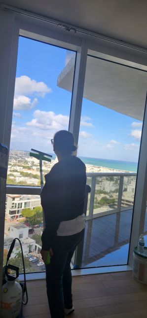 Window Cleaning in Pembrooke Pines, FL (2)